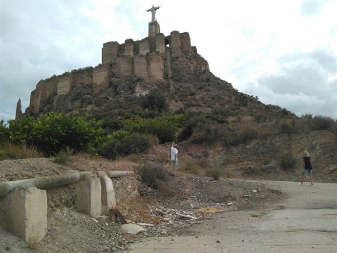 BASURAS, ESCOMBROS, CASTILLO DE MONTEAGUDO