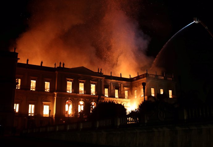 Los bomberos tratan de sofocar el incendio del Museo Nacional de Brasil.