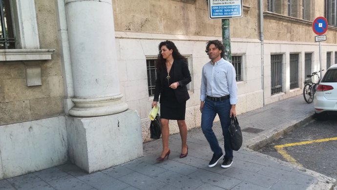 Jaume Garau llegando al Juzgado junto a su abogada el pasado abril