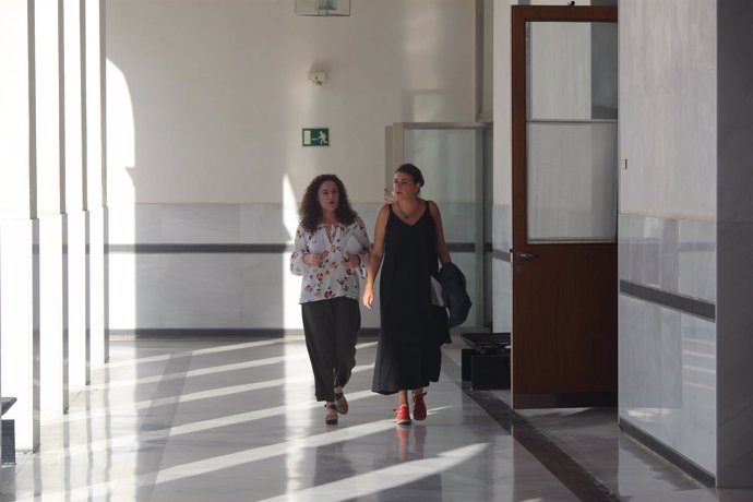 Inmaculada Nieto y Elena Cortés, de IU, en los pasillos del Parlamento
