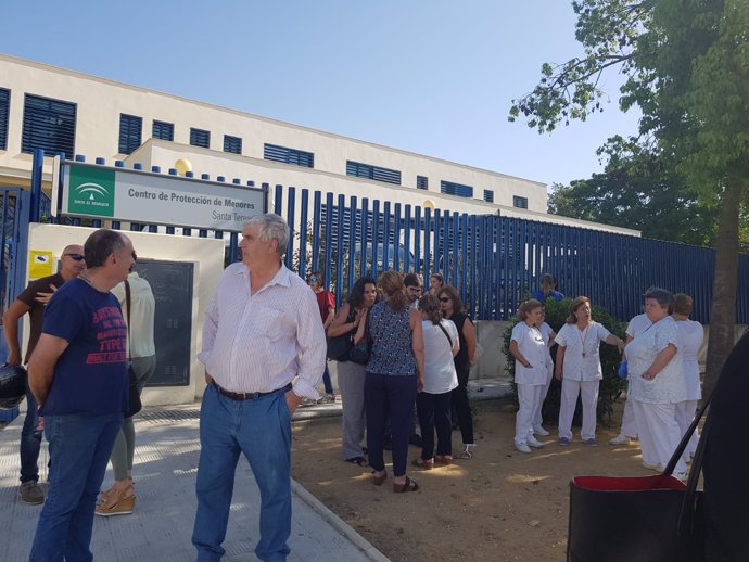 Trabajadores a las puertas del centro de menores de Marchena