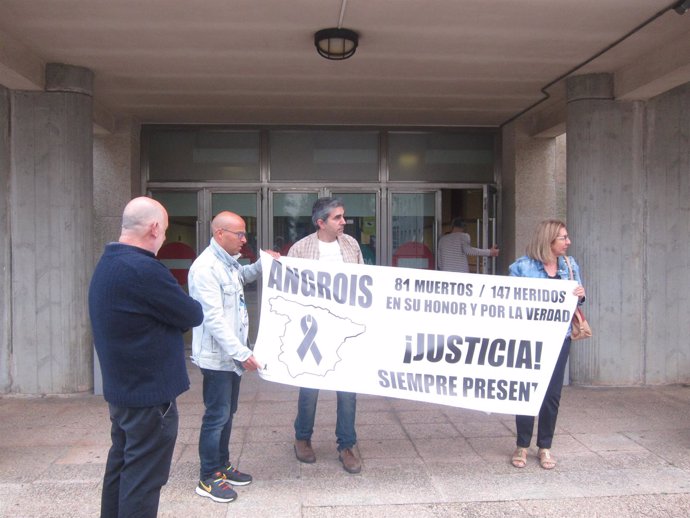    Víctimas De Angrois Ante El Juzgado En Santiago                         