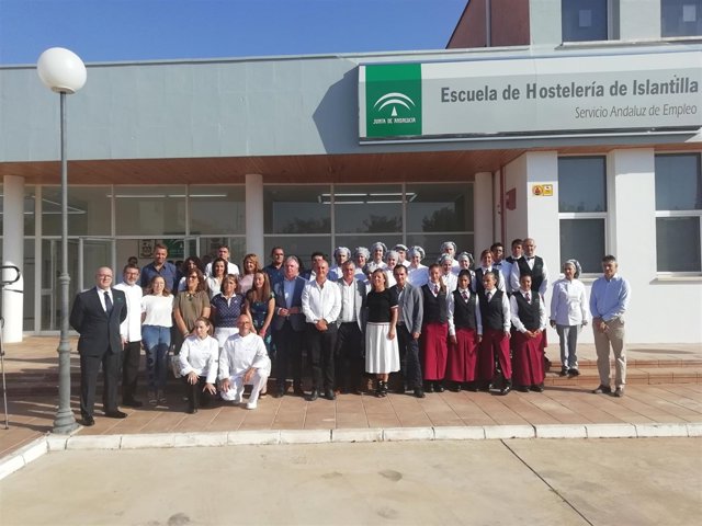 [Grupohuelva] 1 Foto Junta (Consejero Empleo Escuela Hostelería Islantila)