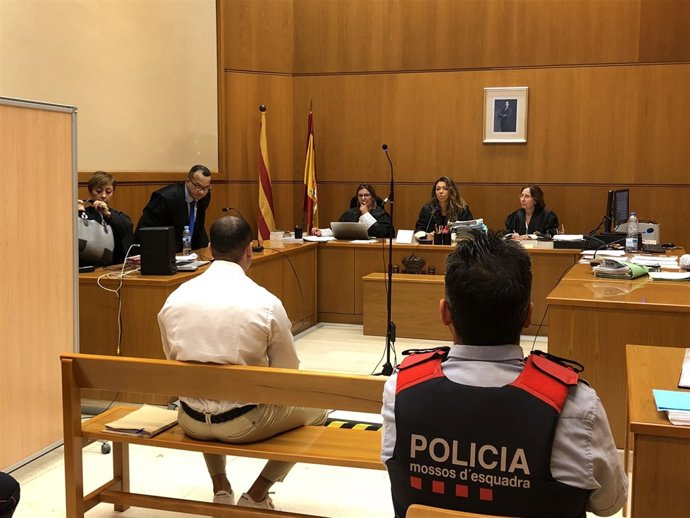 Juicio a un policía nacional por ciberacoso y abusos