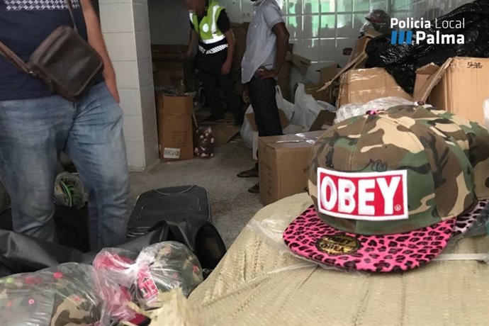 Momento de la operación policial contra los productos falsificados