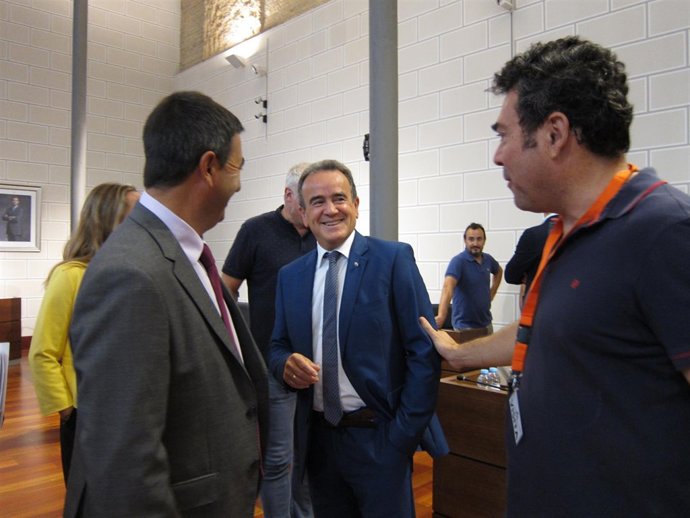 Sánchez Quero saludando al alcalde de Tosos momentos antes del pleno de la DPZ