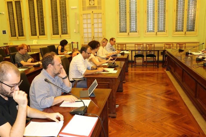 Comisión de Asuntos Institucionales y Generales reunida este miércoles