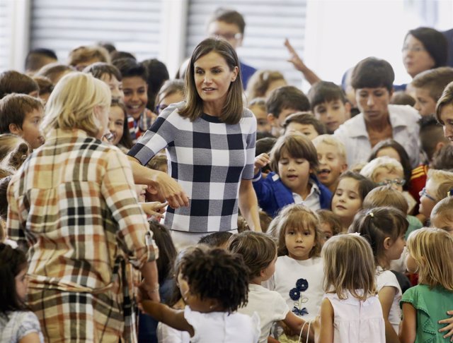 La Reina doña Letizia durante la visita al Colegio Público Baudi