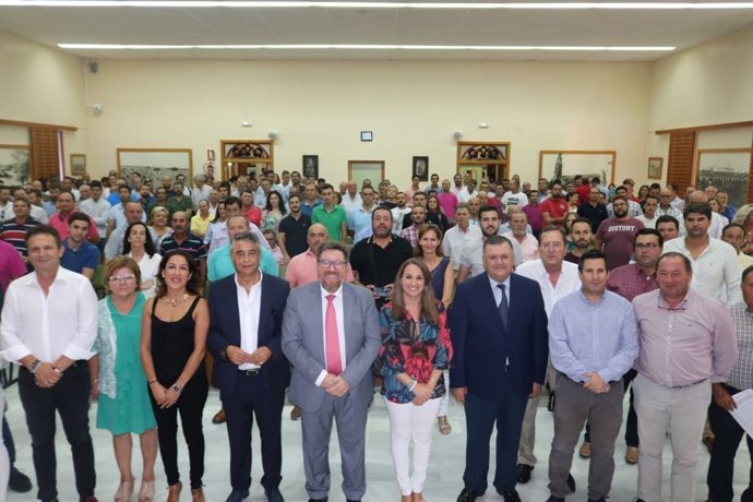 El consejero (centro) con otras autoridades en el acto