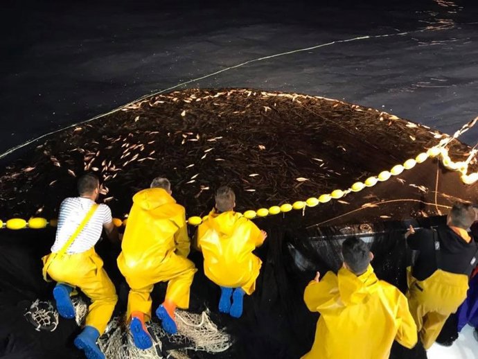 Pesca de cerco en marea nocturna