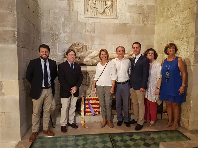Miembros del PP de Baleares realizan una ofrenda floral