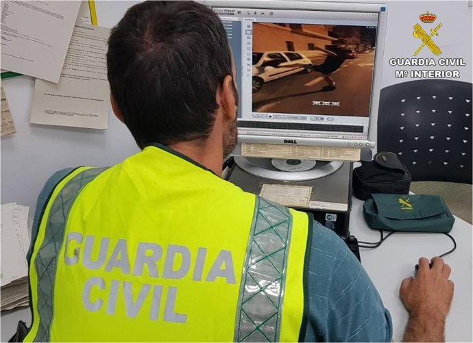 Un guardia civil en la investigación