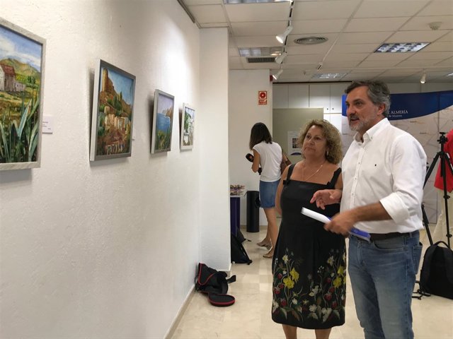 La pintora Ana Plaza enseña sus obras de 'Andanzas' a Ángel Escobar.