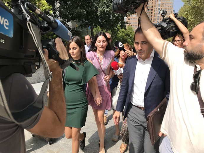 La arquitecta Yasmina Eid-Macheh , a su salida de la Ciudad de la Justicia