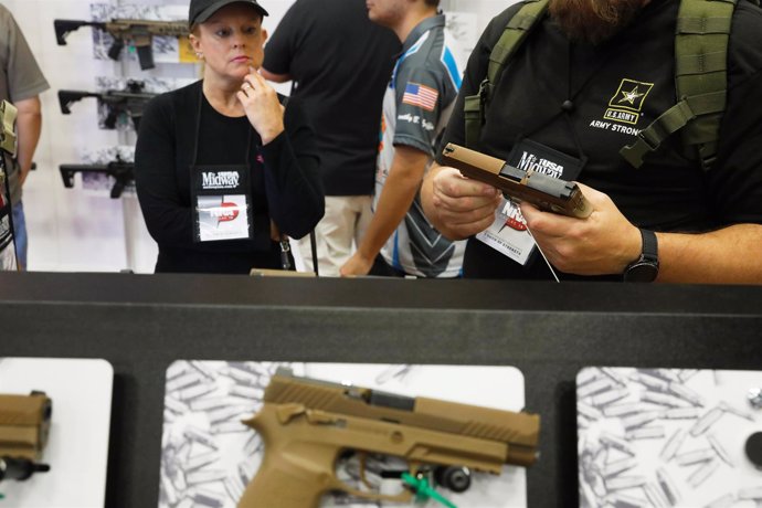 Una persona con una pistola durante la convención de la NRA