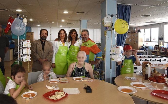 La Cofradía del Salmorejo imparte un taller entre los niños hospitalizados