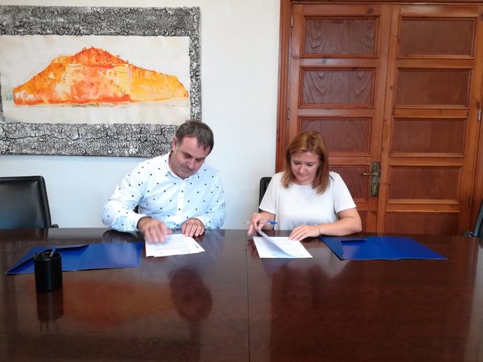 Firma del convenio entre el Consell y Puigpunyent