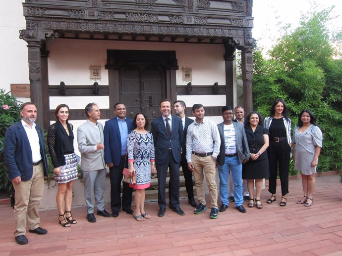 Javier Ramírez junto a representantes de agencias de viaje y la Casa de la India