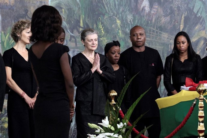 Nane Maria Annan frente al ataúd de Kofi Annan, ex secretario general de la ONU