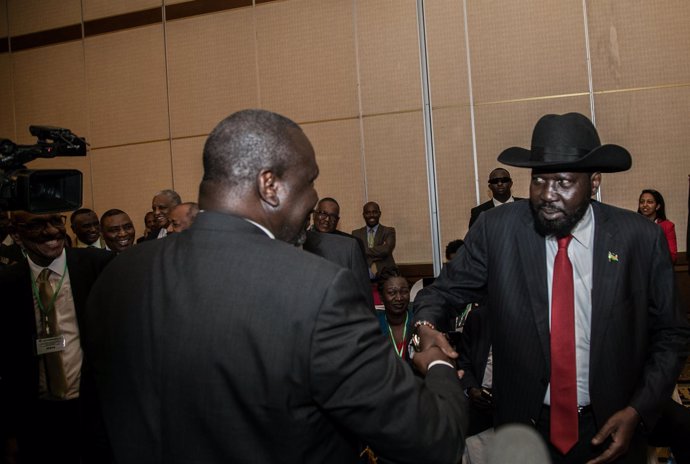 Salva Kiir y Riek Machar se saludan en Adís Abeba