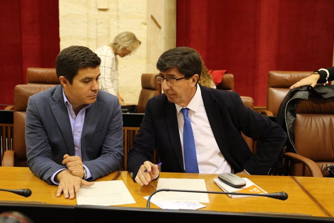 Sergio Romero y Juan Marín en el Pleno del Parlamento