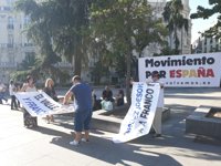 Desalojados los miembros de Movimiento por España que protestaban ante el Congreso por la exhumación de Franco