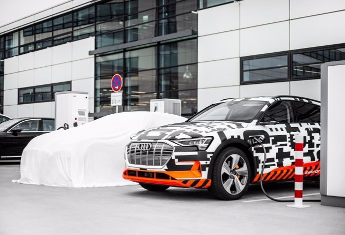 El Audi e-tron cargando