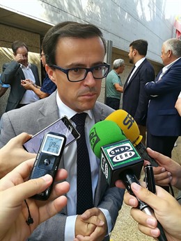 Miguel Ángel Gallardo en declaraciones a los medios este jueves en la Asamblea