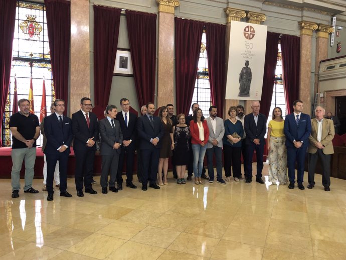 Ábalos en el Ayuntamiento de Murcia con miembros de la corporación