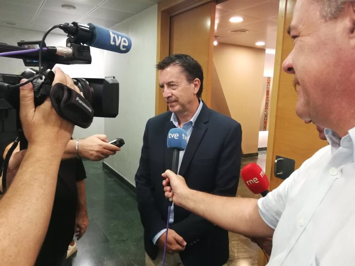 Juan José Molina atiende a los medios al final de la comisión