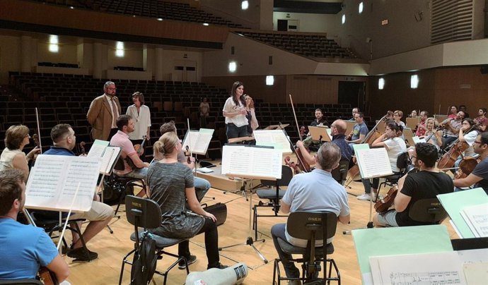 Consejera Turismo durante visita al ensayo OSRM y soprano Pilar Jurado