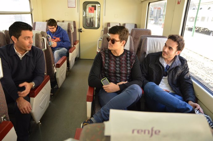 Marcos Ros charlando en un tren de Renfe con estudiantes de la UPCT 