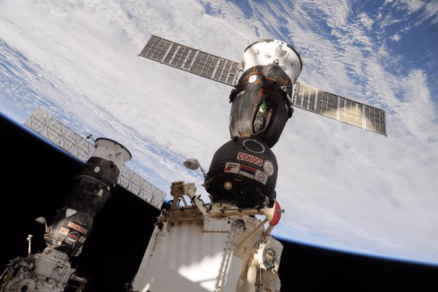 Nave Soyuz atracada en la ISS