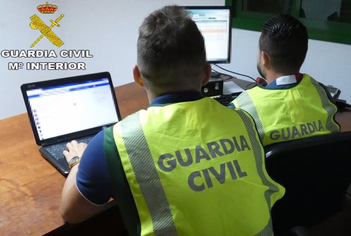 Agentes de la Guardia Civil investigando delitos cibernéticos