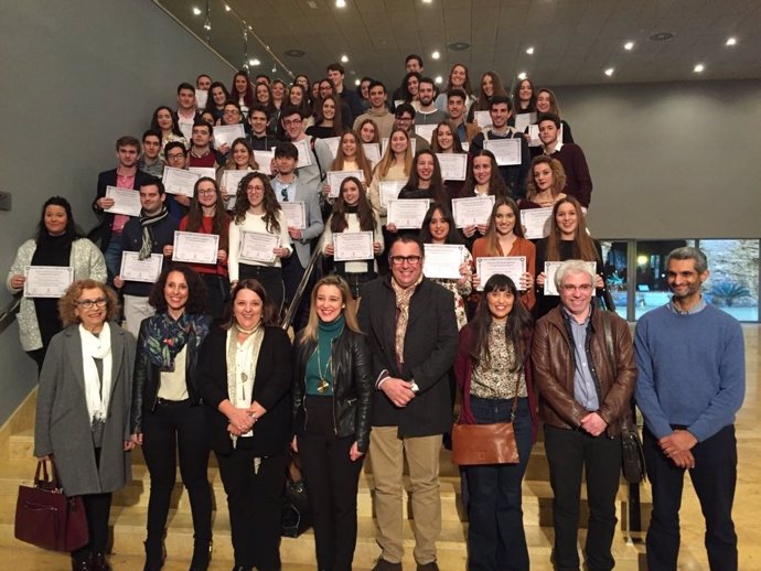Posado de los ganadores del premio del mérito académico de Alcalá