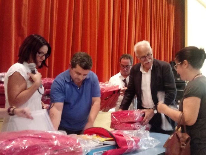 Reparto de material escolar