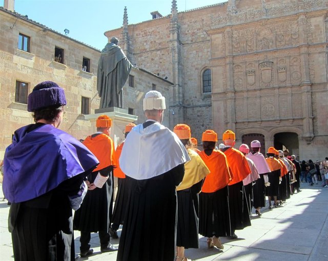 Catedráticos acceden al Edificio Histórico de la USAL