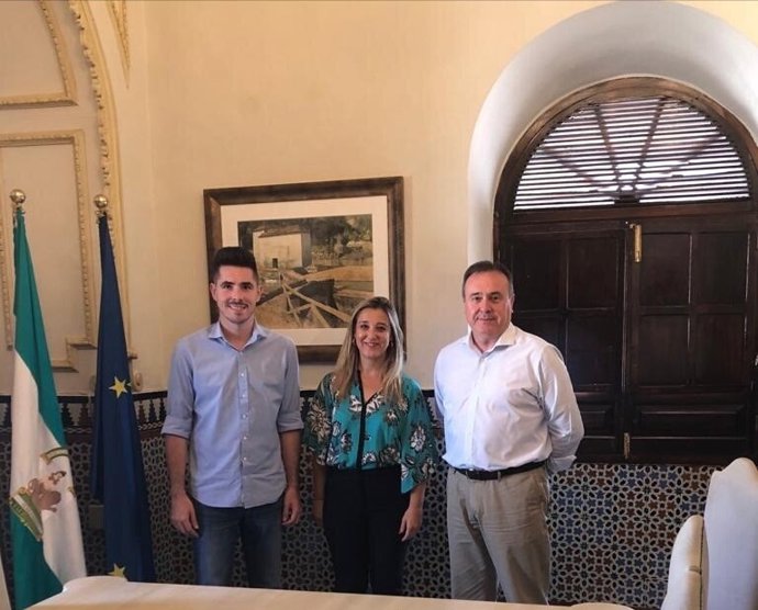 El entrenador, izquierda, y el presidente del Ciudad Alcalá CF con la alcaldesa.