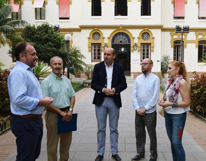 Conejo con expertos en arte contra el edificio bernardo de galvez