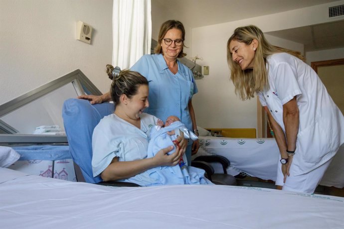 Una mujer que ha dado a luz a su hijo en el Reina Sofía