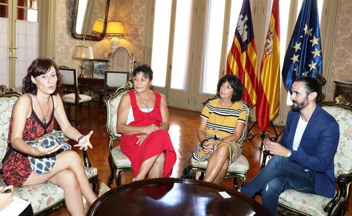 Presidente del Parlament, Picornell, con mujeres del Casal de Dones