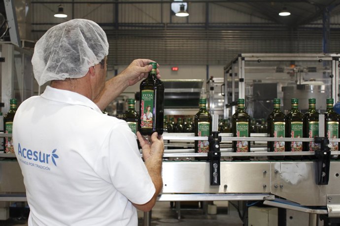 Trabajador de Acesur en una planta de envasado