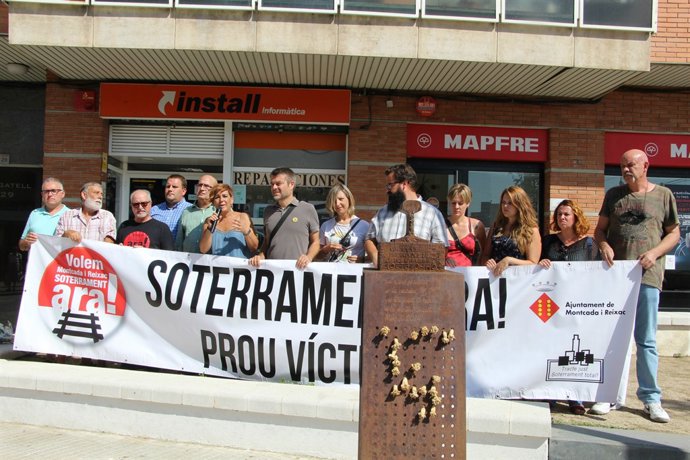 El minut de silenci que s'ha fet en el monòlit de record a les víctimes 