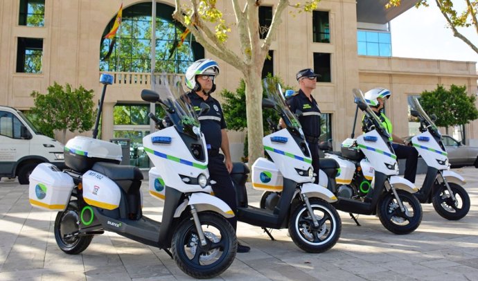 Policía portuaria con motos eléctricas