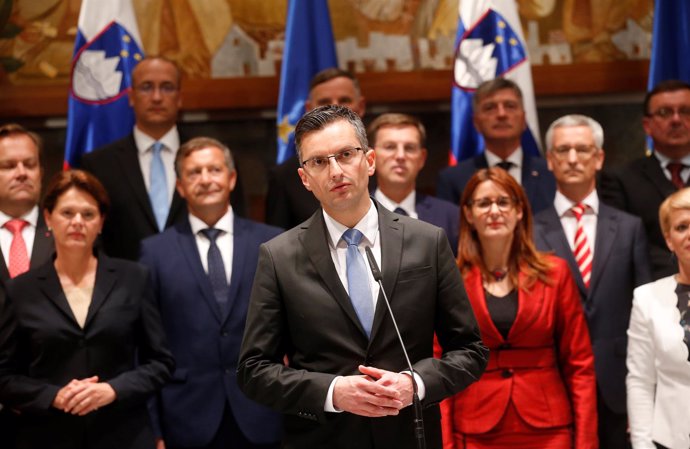 Marjan Sarec, primer ministro de Eslovenia, junto a miembros de su Gobierno