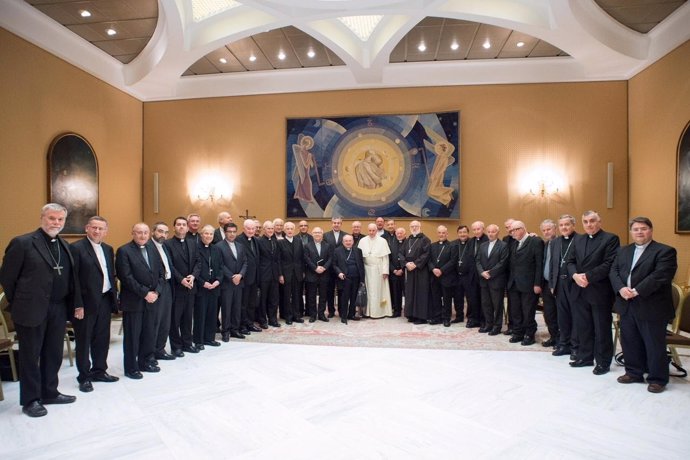 El Papa Francisco junto a obispos chilenos en mayo