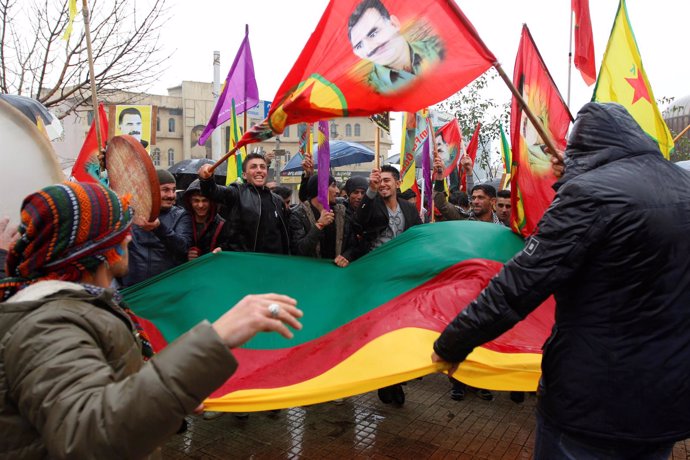 Manifestantes a favor de la liberación de miembros del PKK