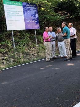 Autoridades durante una visita a obras de caminos en Valle del Jerte