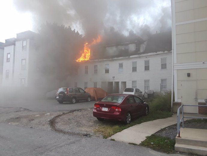 Una vivienda arde tras una explosión en Lawrence, Massachusetts