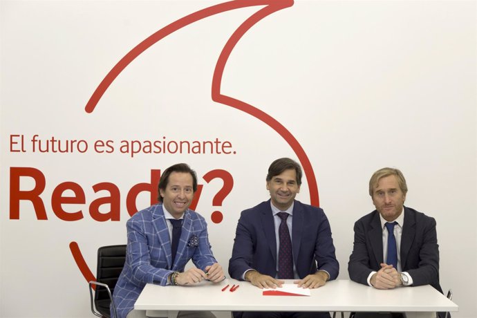 Firma del acuerdo entre Ballenoil y Vodafone